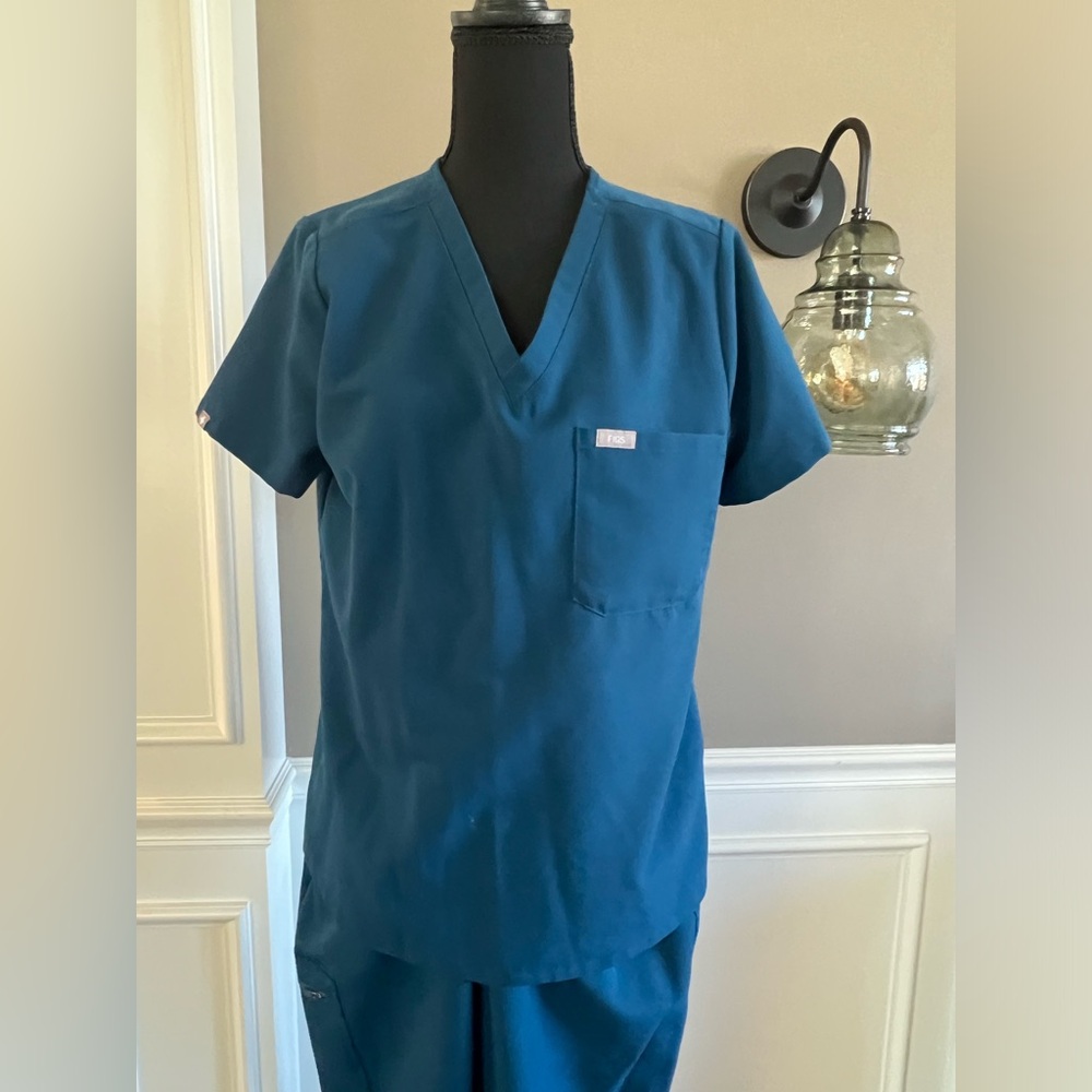 Figs scrub set in color Deep Reef. Top size M, bottoms size L. Sold as a set.